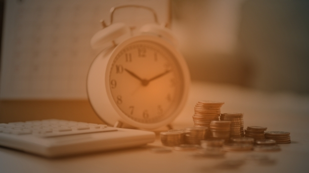 Alarm clock, coins, calculator and calendar represent bill reminder, recurring payment schedule, budgeting, due dates, and smart personal finance management to avoid late fees.